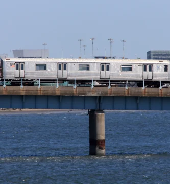 Adolescente resulta gravemente herida al viajar sobre un tren del metro en Queens