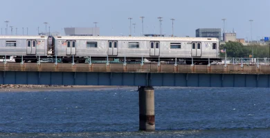 Adolescente resulta gravemente herida al viajar sobre un tren del metro en Queens