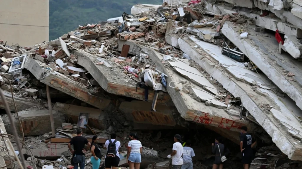 Rescatan con vida a dos personas en Caraballeda