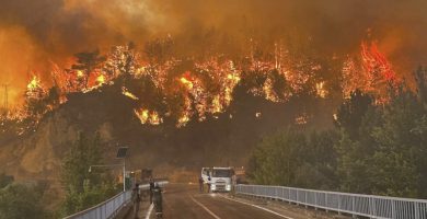 Incendio forestal afecta la costa mediterránea de Turquía en plena ola de calor