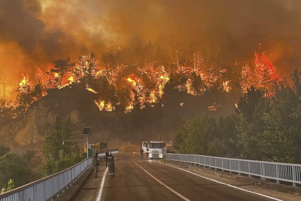 Incendio forestal afecta la costa mediterránea de Turquía en plena ola de calor