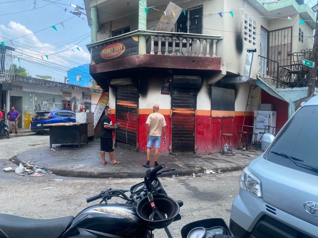 Evoluciona favorablemente hombre quemado en incendio ocurrido en negocio de comida en Los Guaricanos