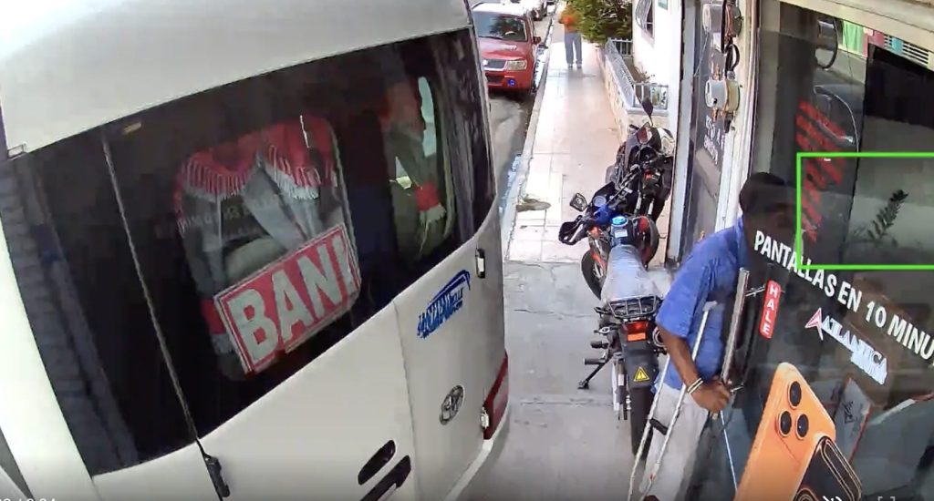Casi lo aplasta: guagua impacta comercio en Baní y provoca daños
