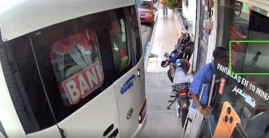 Casi lo aplasta: guagua impacta comercio en Baní y provoca daños