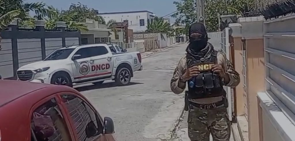 Desde la madrugada: DNCD y PGR allanan residencial Las Orquídeas ll en La Romana; hay un detenido