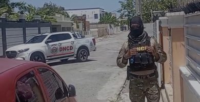 Desde la madrugada: DNCD y PGR allanan residencial Las Orquídeas ll en La Romana; hay un detenido