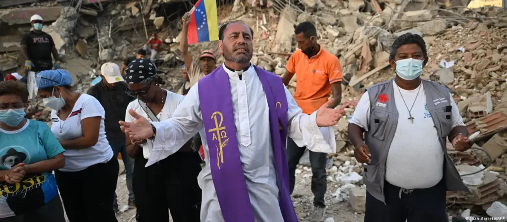 Un minuto de silencio en zona de desastre en Venezuela, un mes después de los terremotos