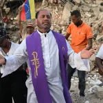 Un minuto de silencio en zona de desastre en Venezuela, un mes después de los terremotos