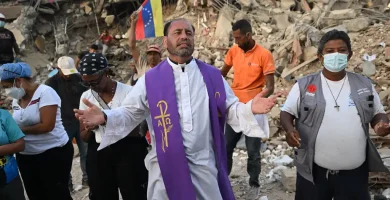Un minuto de silencio en zona de desastre en Venezuela, un mes después de los terremotos