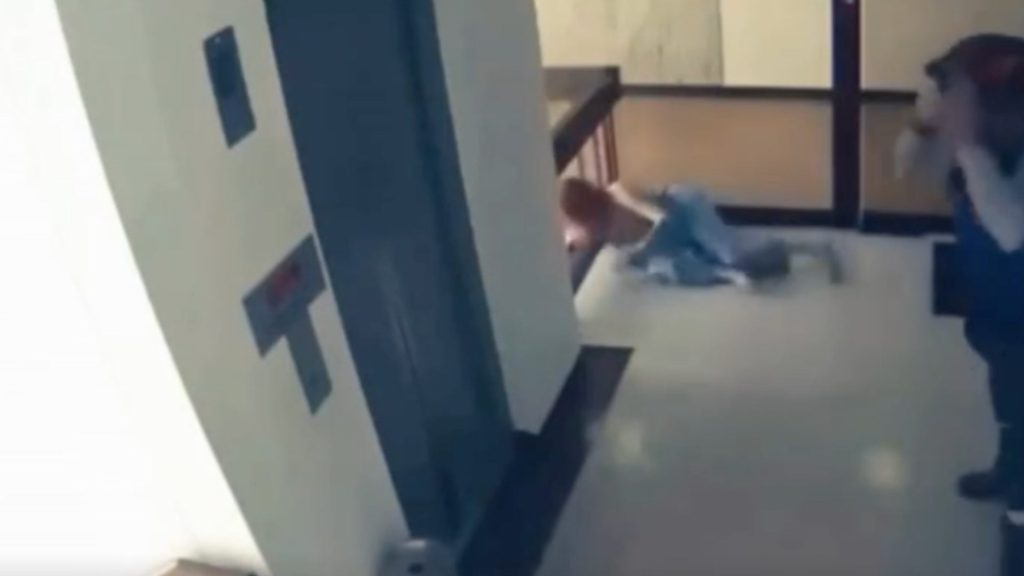 El instinto pudo más: madre reacciona a tiempo y evita una tragedia con su hija