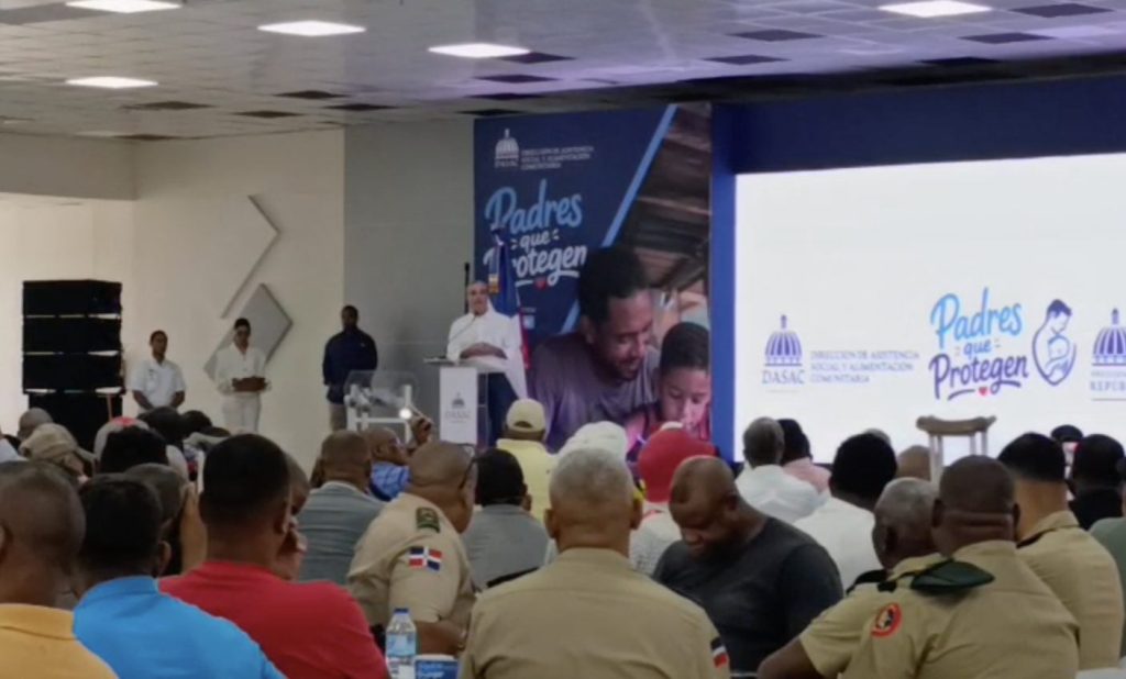 Abinader encabeza “Padres que Protegen” en reconocimiento por su día