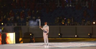 Félix Sánchez llora de emoción tras recibir antorcha en los Juegos Centroamericanos