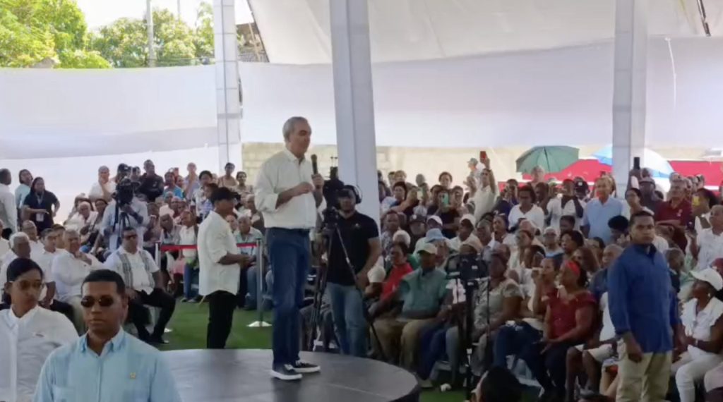 Abinader entrega mil títulos de propiedad e inaugura obras deportivas en Santo Domingo
