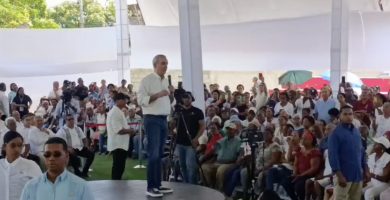 Abinader entrega mil títulos de propiedad e inaugura obras deportivas en Santo Domingo