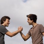 Perder a un mejor amigo puede generar un dolor similar al de una separación de pareja