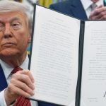 Tribunal bloquea intento de Trump de aplicar nuevas restricciones al voto por correo antes de las elecciones