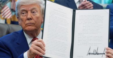 Tribunal bloquea intento de Trump de aplicar nuevas restricciones al voto por correo antes de las elecciones
