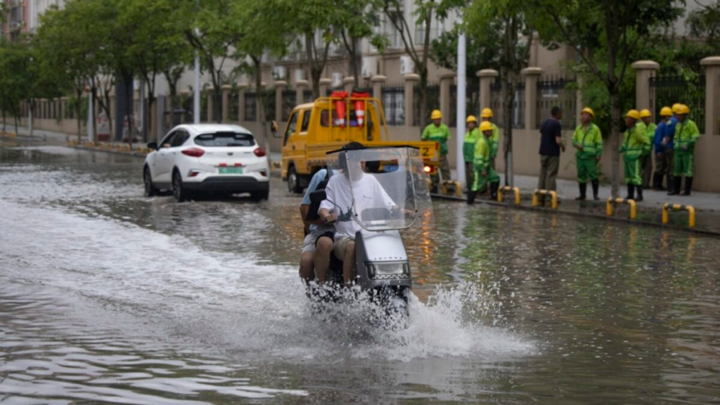 Tifón Noul deja alertas por inundaciones en el sur de China tras avanzar hacia el interior