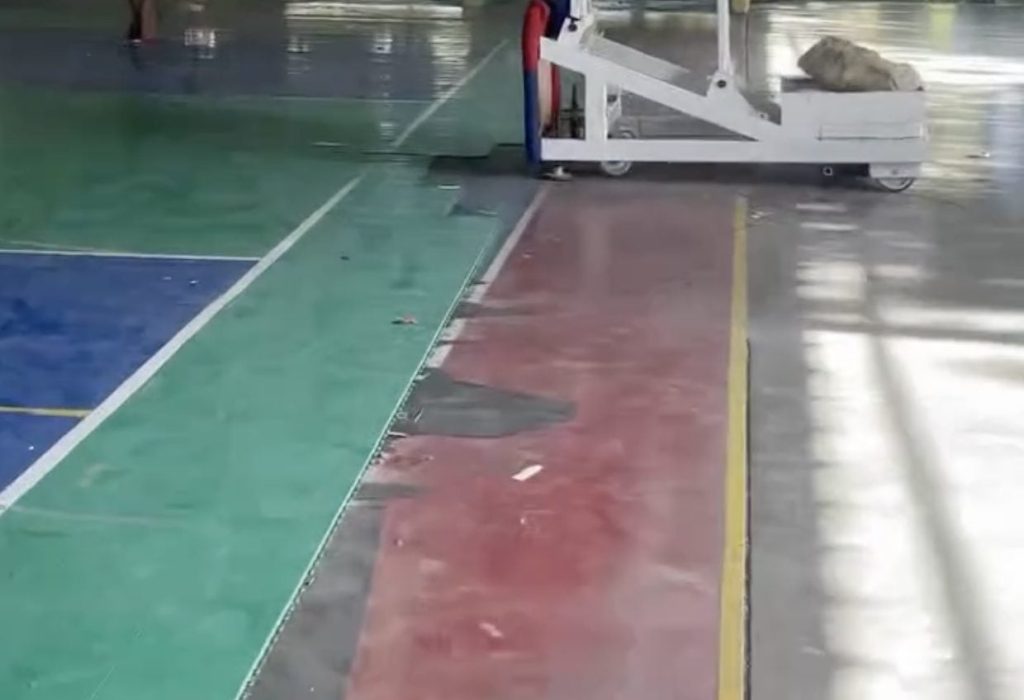 Jóvenes de Vicente Noble denuncian deterioro del polideportivo y piden su reparación
