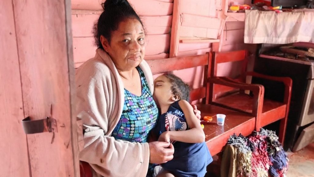 VIDEO: Madre solicita ayuda para su hijo de 12 años que requiere costoso tratamiento con válvula y medicamentos