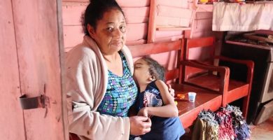 VIDEO: Madre solicita ayuda para su hijo de 12 años que requiere costoso tratamiento con válvula y medicamentos