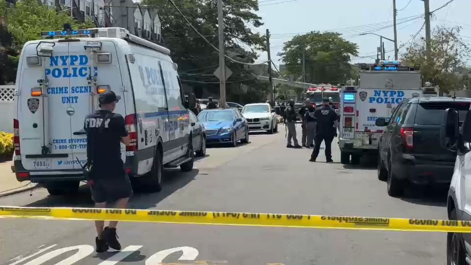 Dos familiares pierden la vida tras incendio y operativo policial en una vivienda de Queens
