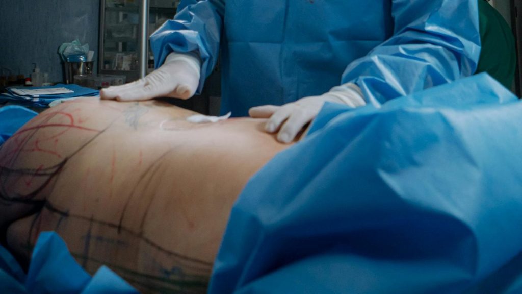 Joven de 27 años habría fallecido luego de someterse a una cirugía estética; familiares piden justicia