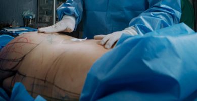 Joven de 27 años habría fallecido luego de someterse a una cirugía estética; familiares piden justicia