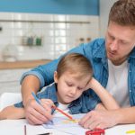 Padres sacan adelante a sus hijos realizando diferentes oficios