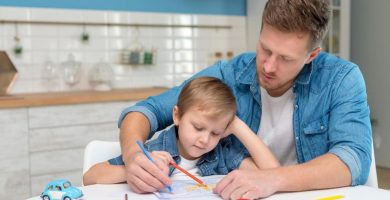 Padres sacan adelante a sus hijos realizando diferentes oficios