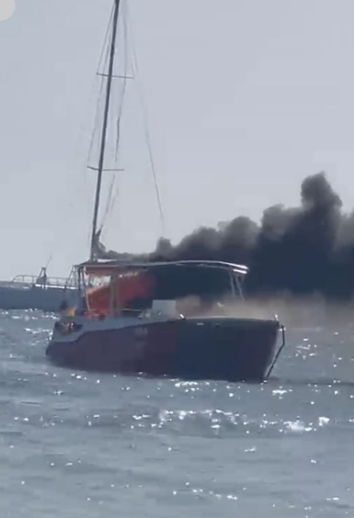 Se incedia catamarán en aguas de Bayahíbe; reportan heridos
