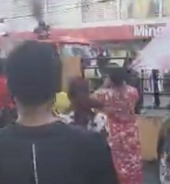 Incendio afecta establecimiento comercial en avenida Isabel Aguiar; bomberos trabajan para sofocarlo
