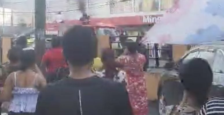 Incendio afecta establecimiento comercial en avenida Isabel Aguiar; bomberos trabajan para sofocarlo