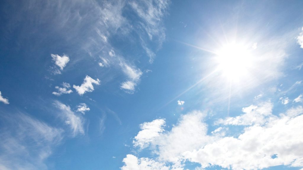 Soleado con algunos incrementos nubosos y lluvias locales en el interior del país