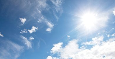 Soleado con algunos incrementos nubosos y lluvias locales en el interior del país