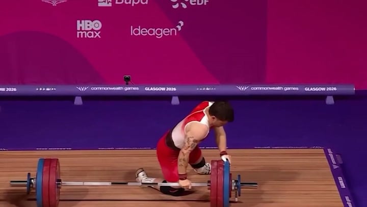 Deportista se desmaya tras intentar levantar más de 170 kilos en una competencia en Inglaterra