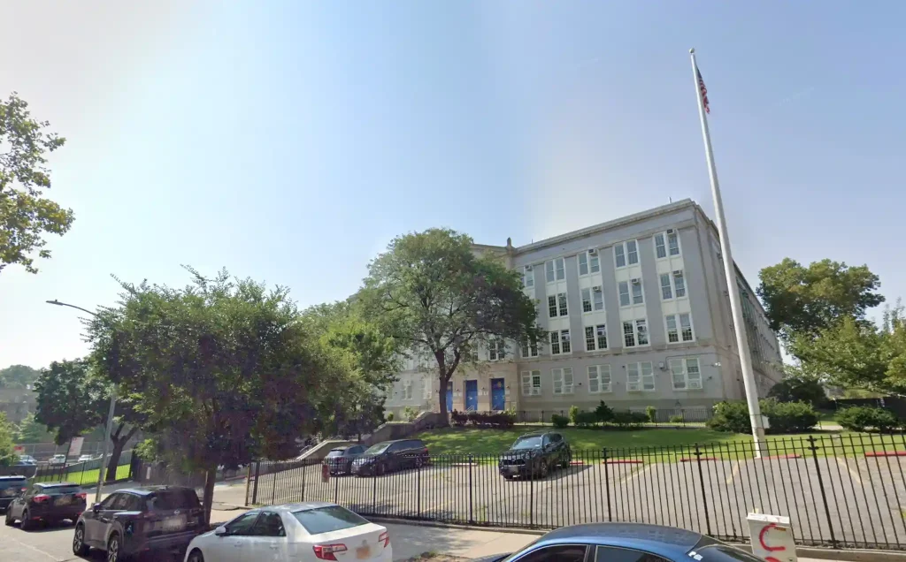 Estudiante afecta a dos profesores en escuela del Bronx y permanece prófugo