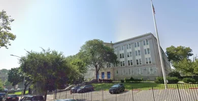 Estudiante afecta a dos profesores en escuela del Bronx y permanece prófugo