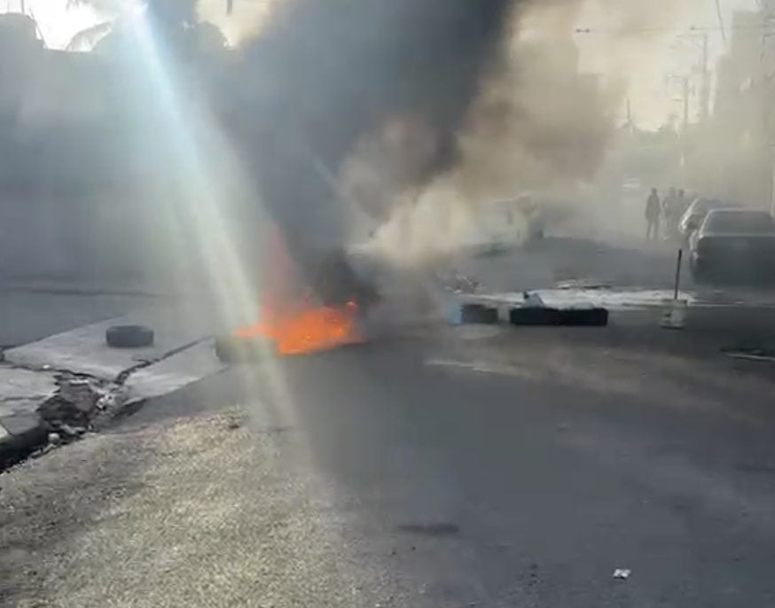 20 días sin luz desatan protesta en barrio San Antonio de Los Mina