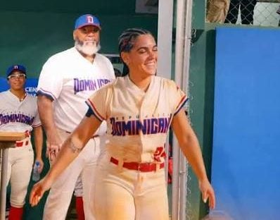 Bárbara Divina: la dominicana que hace honor a su nombre con belleza y poder en el sóftbol de los Centroamericanos 2026
