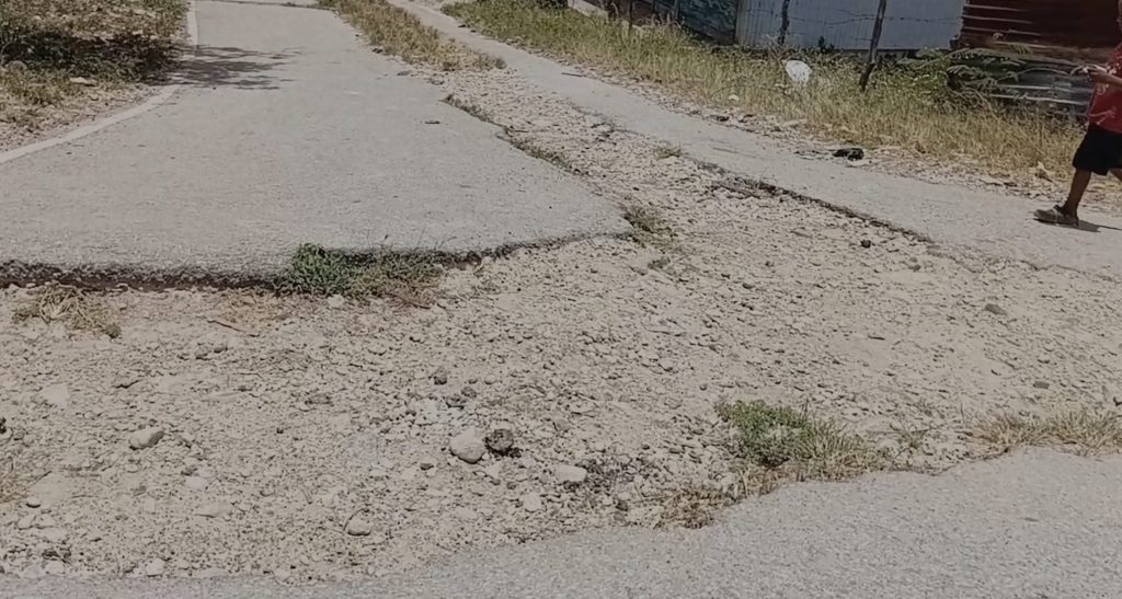 Residentes de Riochill en Barahona piden el arreglo de sus calles tras años en mal estado