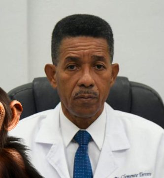 “Alguien llegó con el virus a la comunidad o al recinto, la enfermedad se transmite de una persona a otra”, aclara infectólogo
