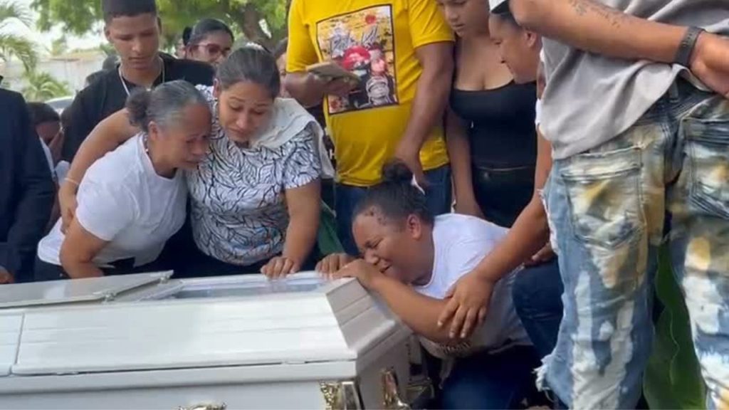 Dan el último adiós a mujer aplastada por gredar en la provincia santiago