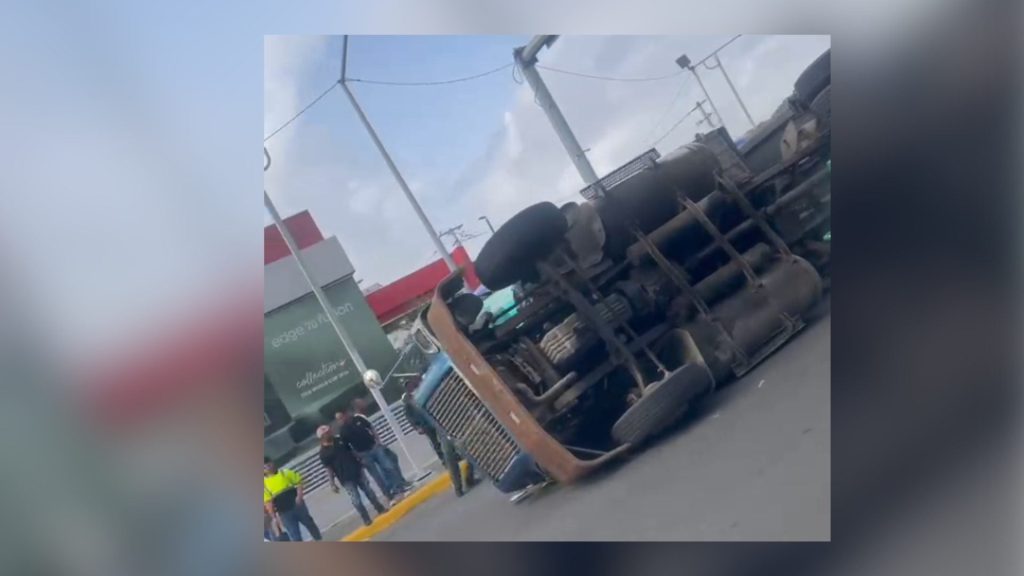 ¡Tráfico Paralizado! Patana se vira en la Kennedy con Núñez de Cáceres y complica el tránsito hacia la Defilló