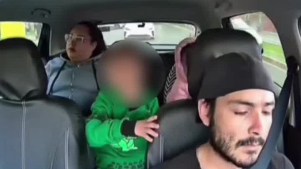 «Es un niño especial»: Mujer explota contra taxista porque le pidió calmar a su hijo autista