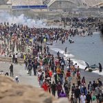 Marroquíes entran en masa a España a través de la frontera