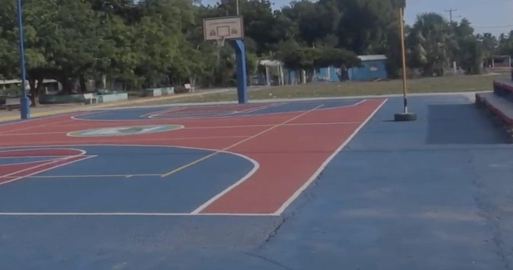 Deportistas de Proyecto 4 de Azua exigen la construcción de un multiuso techado