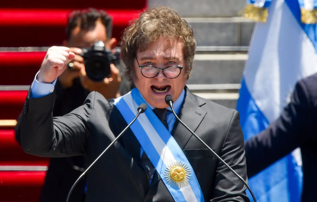 Milei propone suspender salarios de políticos si Argentina incurre en déficit fiscal