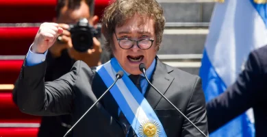 Milei propone suspender salarios de políticos si Argentina incurre en déficit fiscal