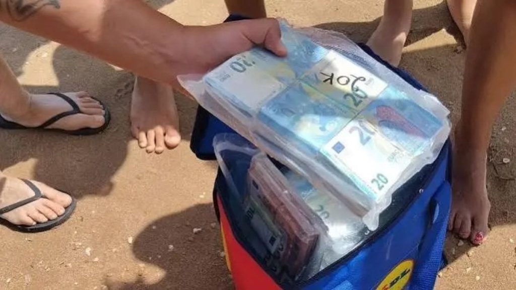 Lanzan miles de euros al mar frente a decenas de bañistas en Italia
